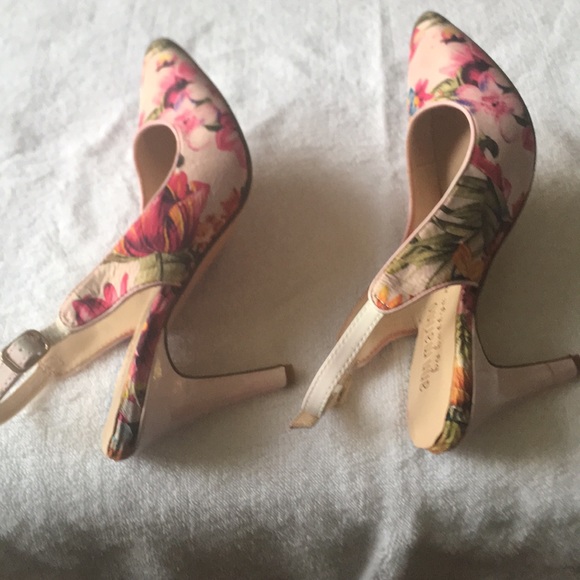 Ann Marino by Bettye Mullec Flowered Fabric Pumps. NIB New. - Picture 5 of 5